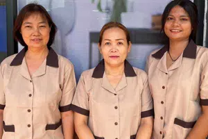 พนักงานทำความสะอาดในชุดยูนิฟอร์ม